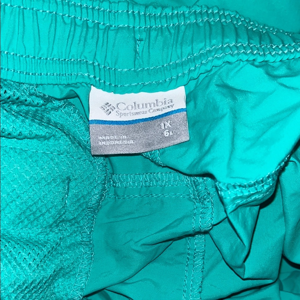 Women’s Columbia Green Shorts - Picture 3 of 3